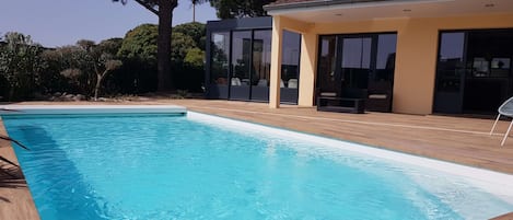 Seasonal outdoor pool, free cabanas, sun loungers