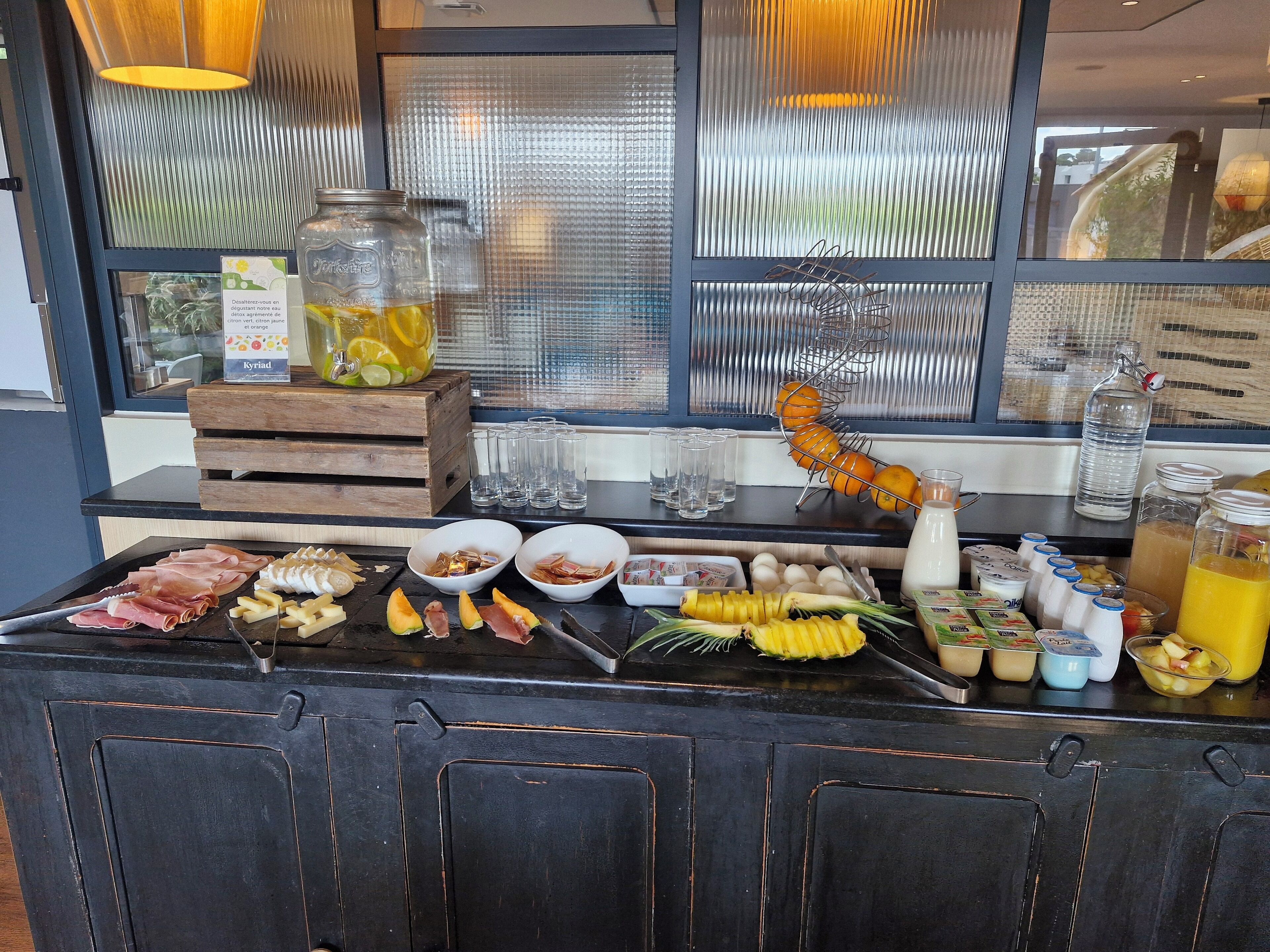 بوفيه فطور يوميًا بتكلفة قدرها (14 EUR للشخص)