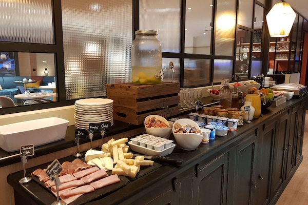 Daily buffet breakfast (EUR 13.90 per person)