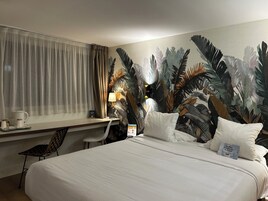 Standard Room, 1 Double Bed | Premium bedding, in-room safe, desk, laptop workspace