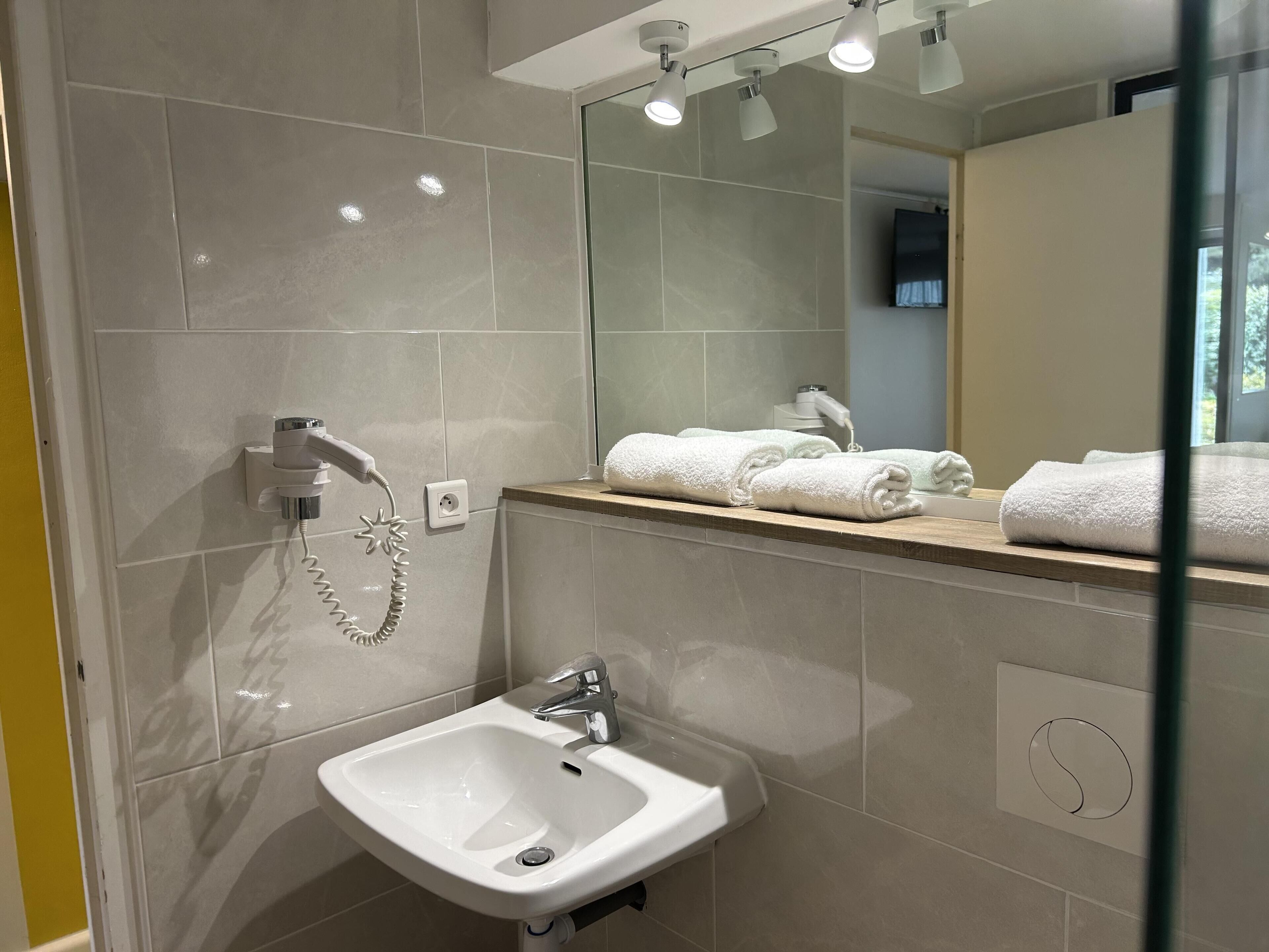 Standard Room, 1 Double Bed | Accessible bathroom