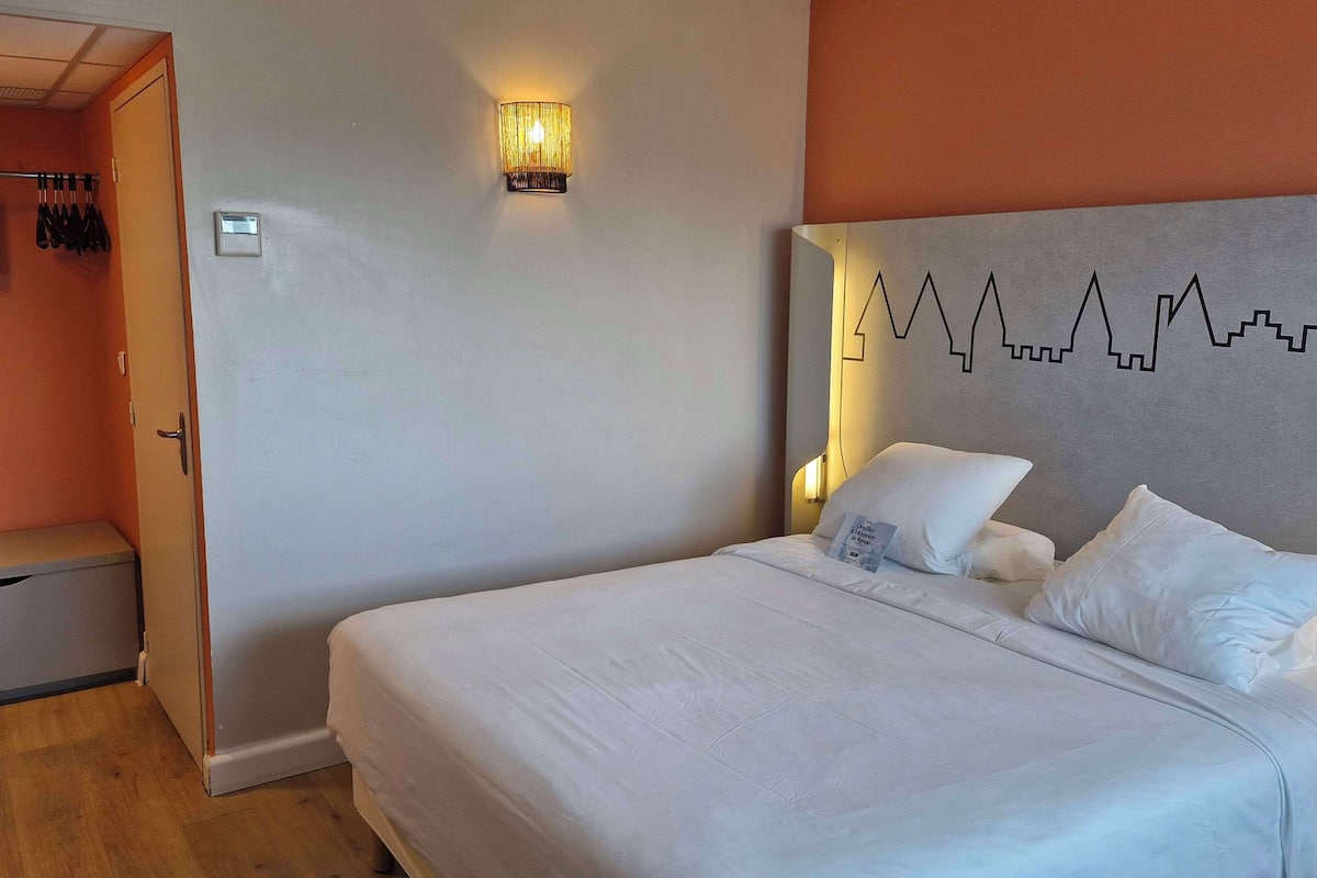Habitación estándar, 1 cama matrimonial | Ropa de cama de alta calidad y caja de seguridad en la habitación