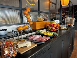 Desayuno buffet diario (EUR 14.00 por persona)