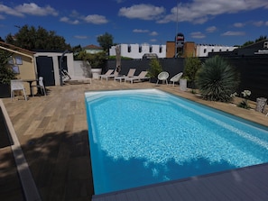 Piscine extérieure (ouverte en saison), cabanons gratuits
