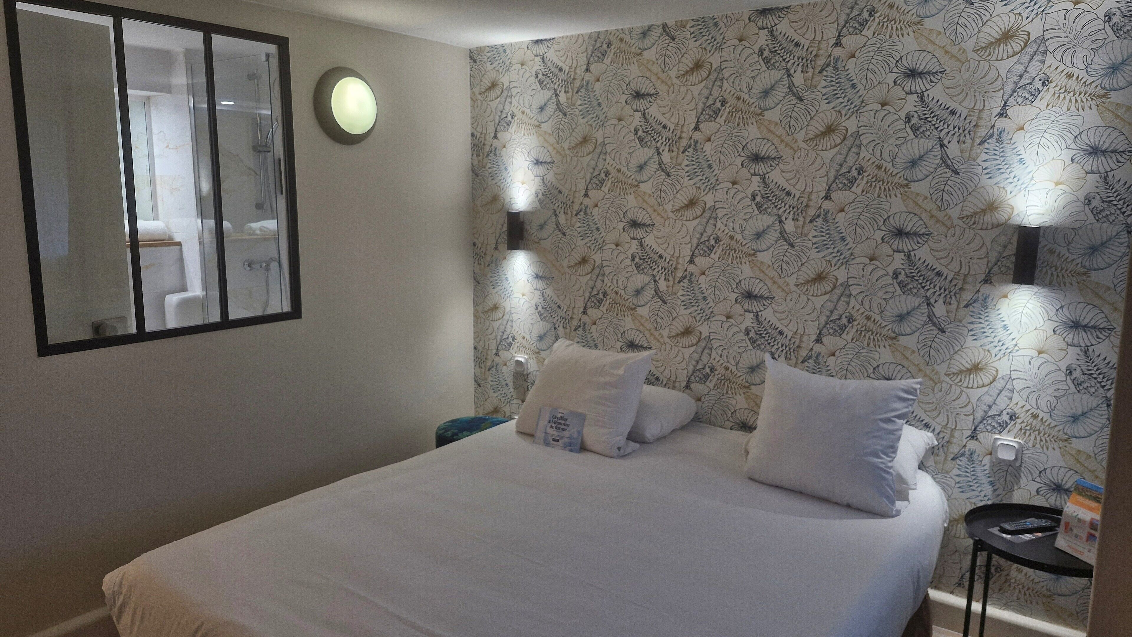 Ropa de cama de alta calidad y caja de seguridad en la habitación 