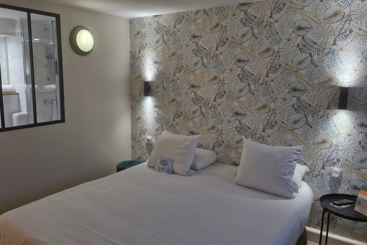 Standard Room, 1 Double Bed | Premium bedding, in-room safe, desk, laptop workspace