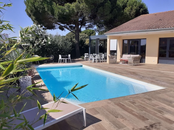 Seasonal outdoor pool, free pool cabanas, pool loungers