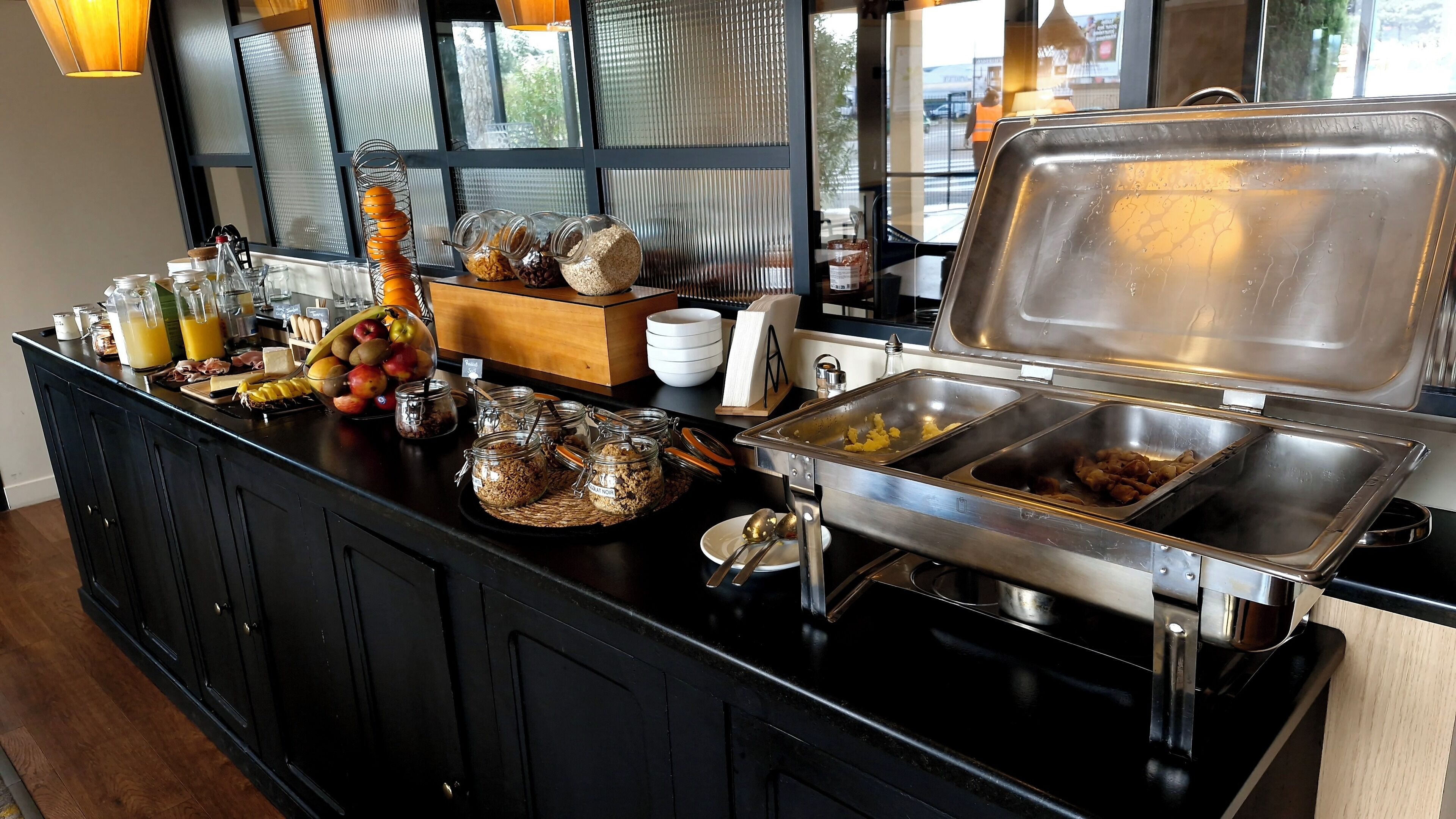 Una mesa de buffet con diferentes alimentos y aderezos.