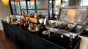 Una mesa de buffet con diferentes alimentos y aderezos.
