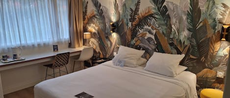 Ropa de cama de alta calidad y caja de seguridad en la habitación