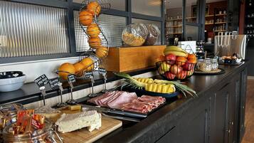 Colazione a buffet, servita tutte le mattine (14.00 EUR a persona)