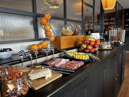 Daily buffet breakfast for a fee. Kyriad Carcassonne - Aéroport