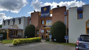 A hotel named 'Kyriad' with a sign indicating handicap accessibility. - Kyriad Chantilly (Gouvieux)
