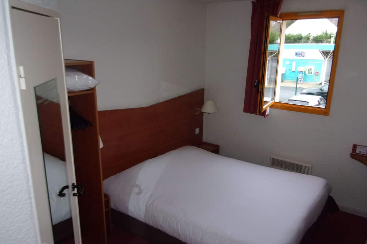 Standard Room, 1 Double Bed | Premium bedding, desk, blackout drapes, iron/ironing board