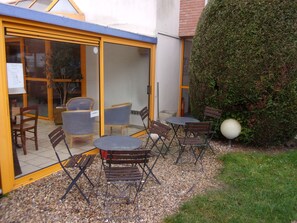 Terrace/patio - Kyriad Chantilly (Gouvieux)