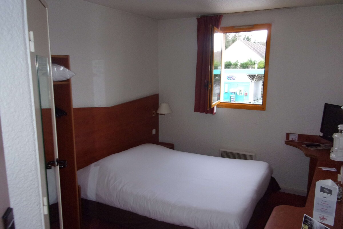 Premium bedding, desk, blackout drapes, iron/ironing board (on request)