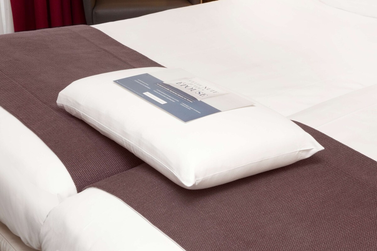 Standard Room, 2 Twin Beds | Premium bedding, desk, blackout drapes, iron/ironing board (on request)