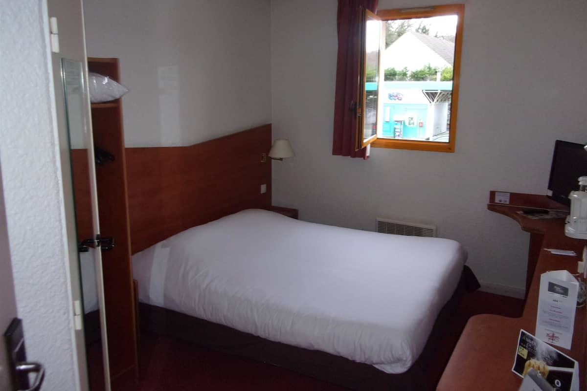 Premium bedding, desk, blackout drapes, iron/ironing board