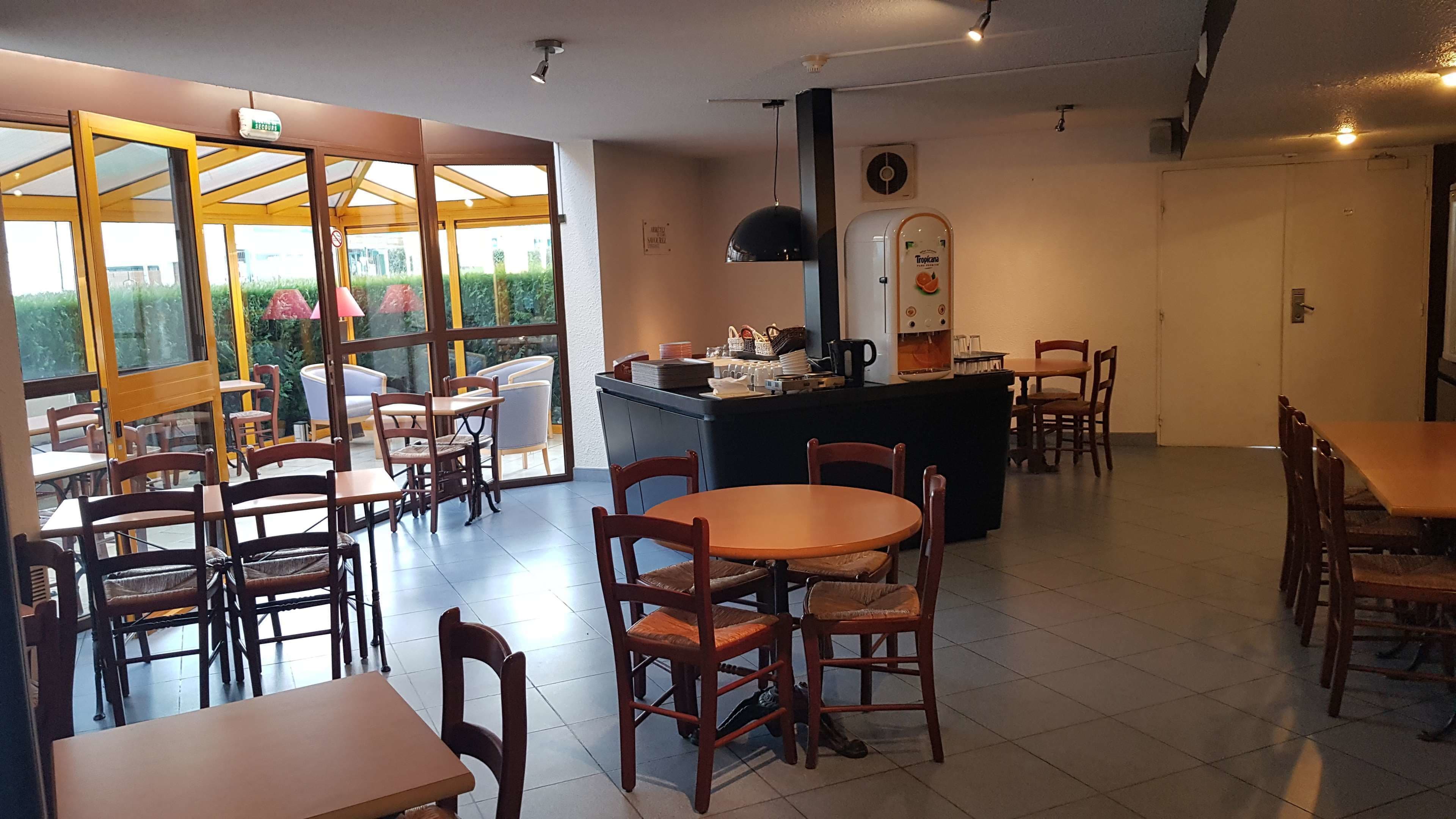 Daily buffet breakfast (EUR 9.90 per person)