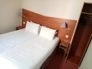 Ropa de cama de alta calidad, escritorio y cortinas blackout