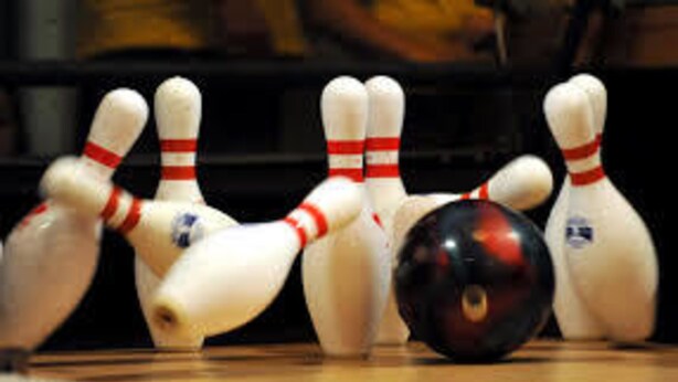 A bowling alley with pins and a bowling ball. - Kyriad Chantilly (Gouvieux)