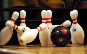 A bowling alley with pins and a bowling ball. - Kyriad Chantilly (Gouvieux)