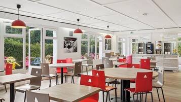 TĂ€gliches FrĂŒhstĂŒcksbuffet (10 EUR pro Person)