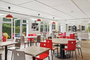 Desayuno buffet diario (EUR 10 por persona)