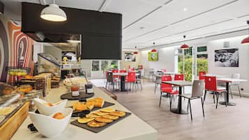 Desayuno buffet (EUR 10 por persona)