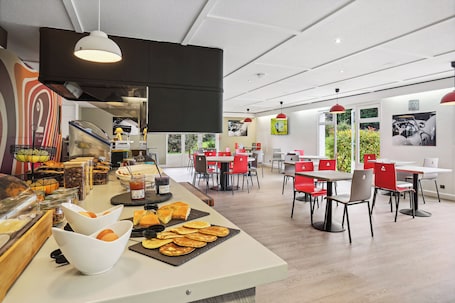 Petit déjeuner buffet servi tous les jours en supplément. Le 2 by HOTEL AKENA LA FERTE BERNARD