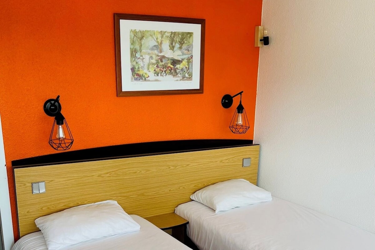 Economy Twin Room | Desk, laptop workspace, iron/ironing board, free cots/infant beds