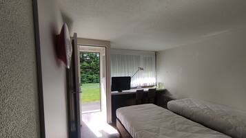 Quarto standard, 2 camas de solteiro | Escrivaninha, cortinas blackout, quartos à prova de som