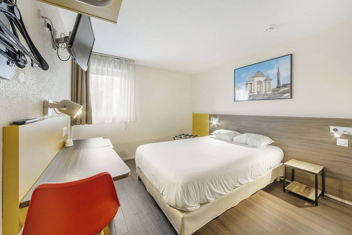 Standard Room, 1 Katil Ratu (Queen), Non Smoking | Meja, langsir/tirai gelap terus, Wi-fi percuma, cadar katil 
