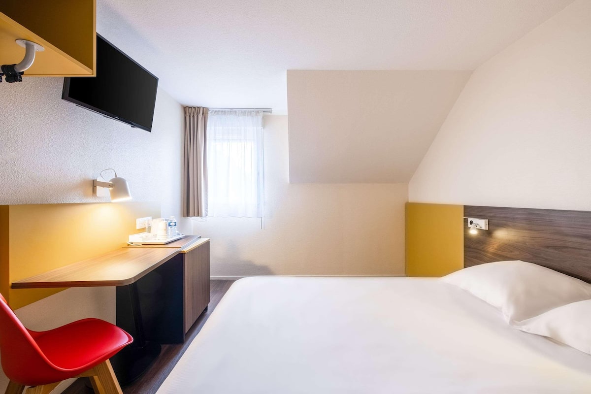 Desk, blackout drapes, WiFi (free), bed sheets