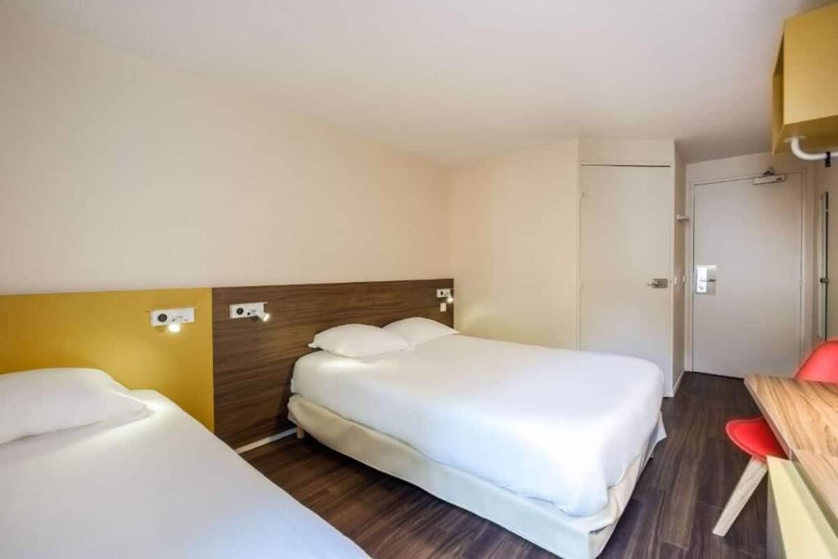 Standard Room, Berbilang Katil, Non Smoking | Meja, langsir/tirai gelap terus, Wi-fi percuma, cadar katil 