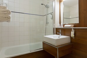 Bathtub, eco-friendly toiletries, hair dryer, towels - Comfort Hotel Lille Lomme (Lille)