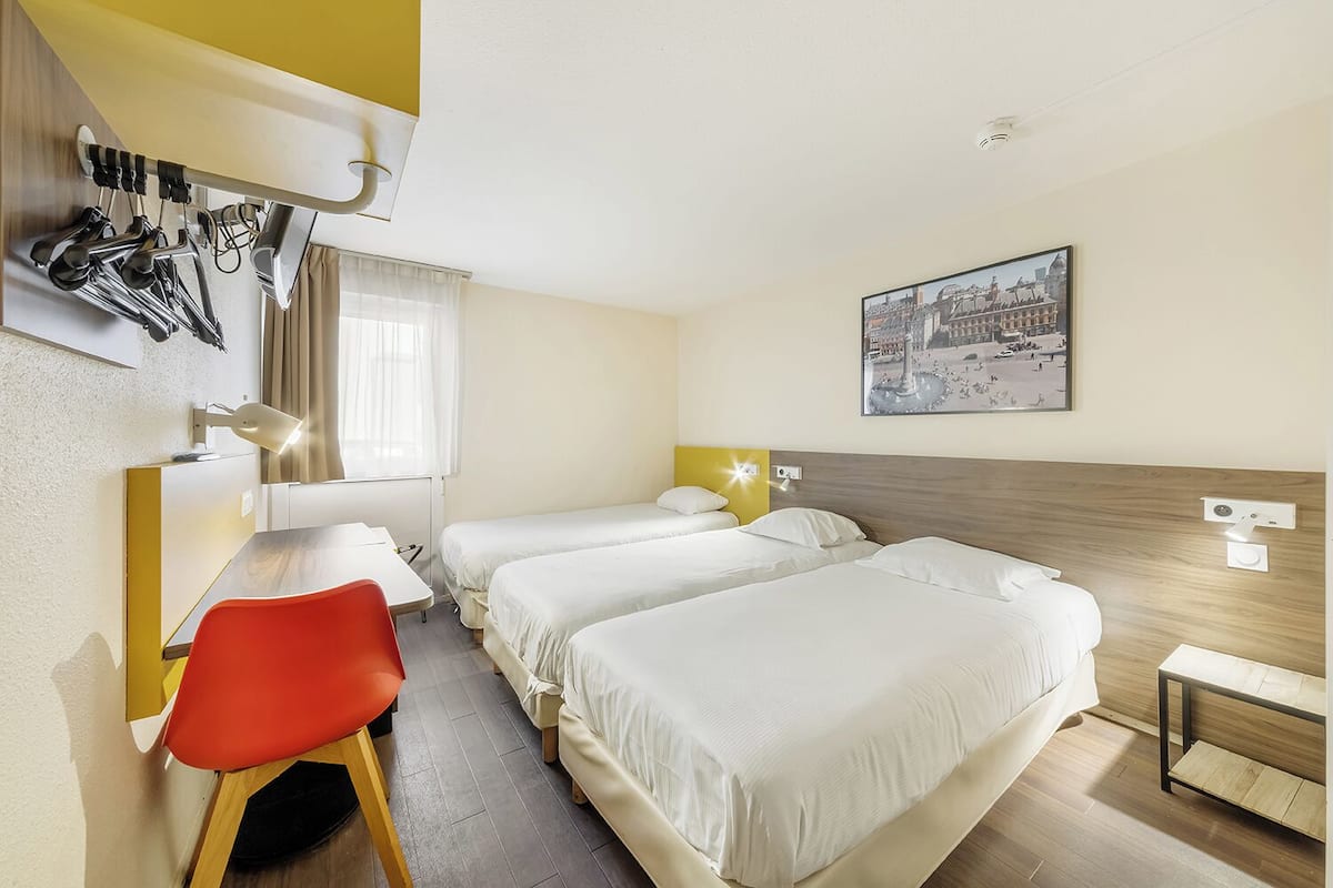 Standard Room, 3 Katil Bujang (Single), Non Smoking | Meja, langsir/tirai gelap terus, Wi-fi percuma, cadar katil 