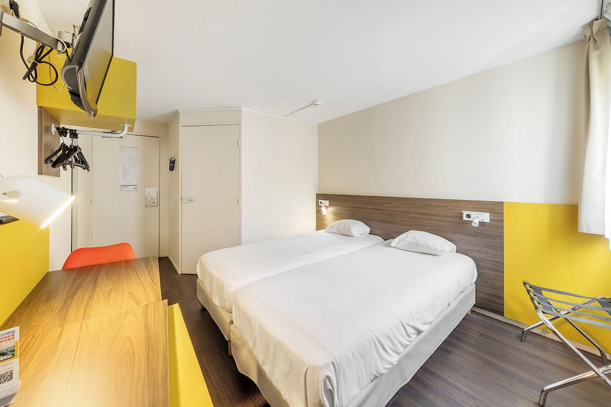 Standard Room, 2 Katil Bujang (Single), Non Smoking | Meja, langsir/tirai gelap terus, Wi-fi percuma, cadar katil 