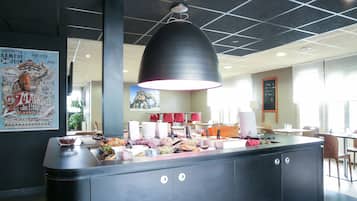 Breakfast and dinner served, French cuisine