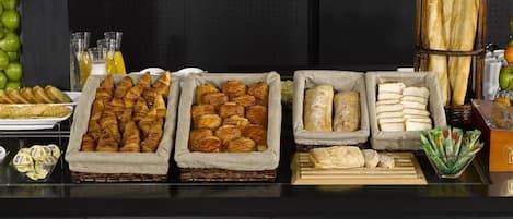 Petit déjeuner buffet (9 EUR par personne)