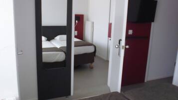Bureau, chambres insonorisées, fer et planche à repasser