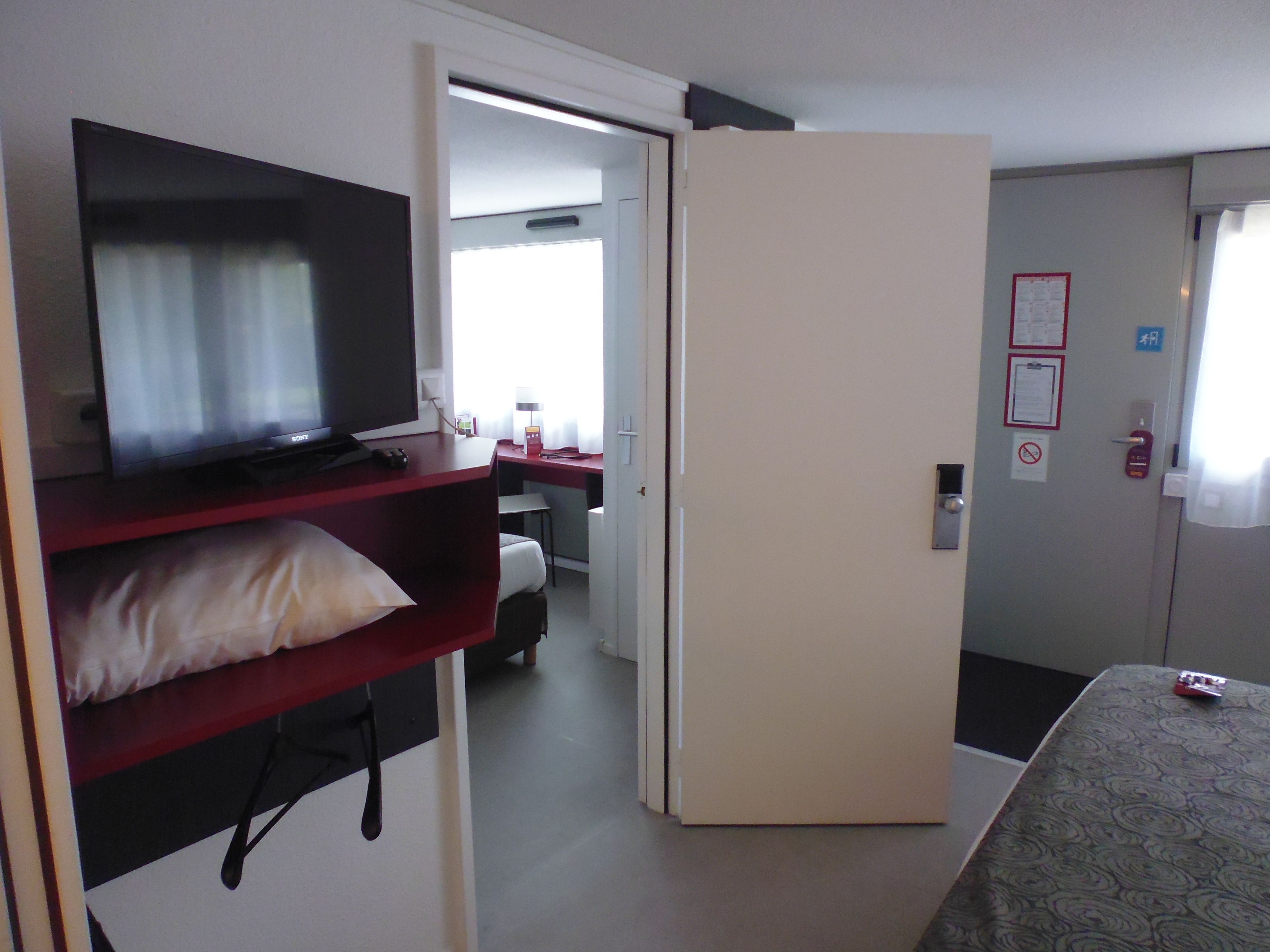 Meja kerja, kedap suara, dan setrika/meja setrika