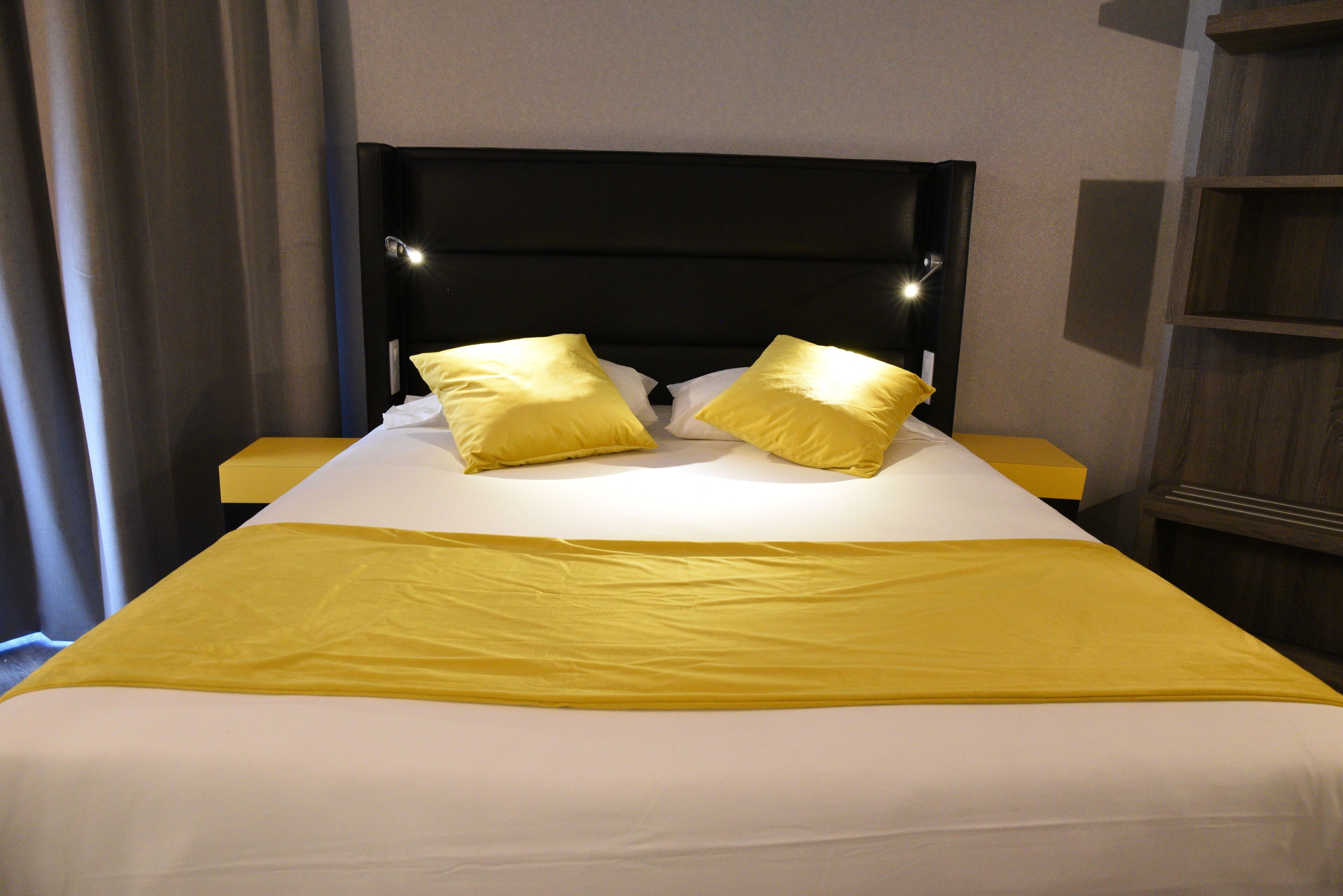 cozy room | desk, soundproofing, cots/infant beds, free wifi