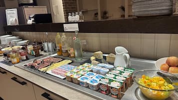 Tägliches Frühstücksbuffet (14 EUR pro Person)