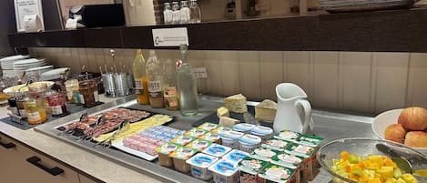 Se ofrece un desayuno bufé (14 EUR por persona)