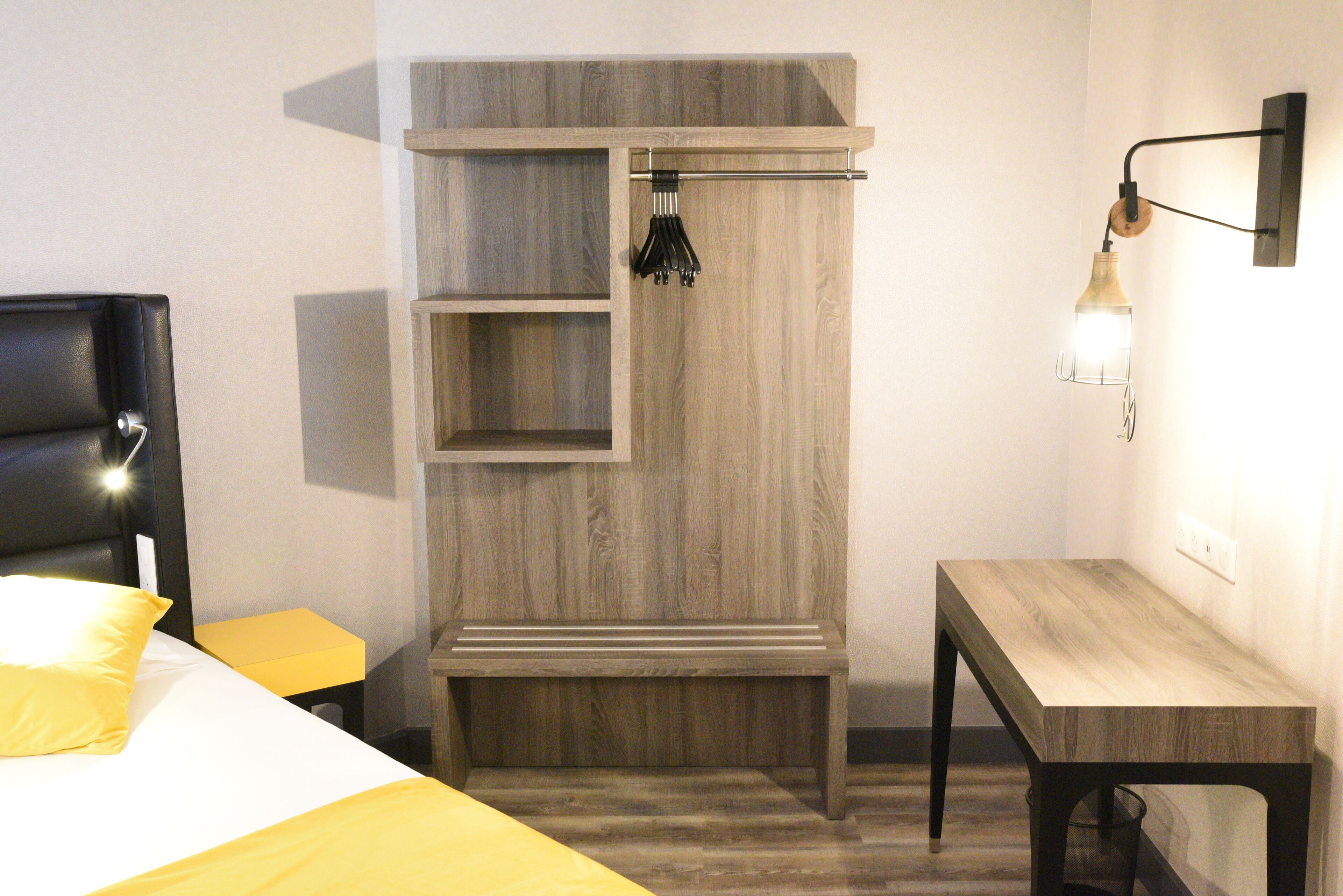 cozy room | desk, soundproofing, cots/infant beds, free wifi