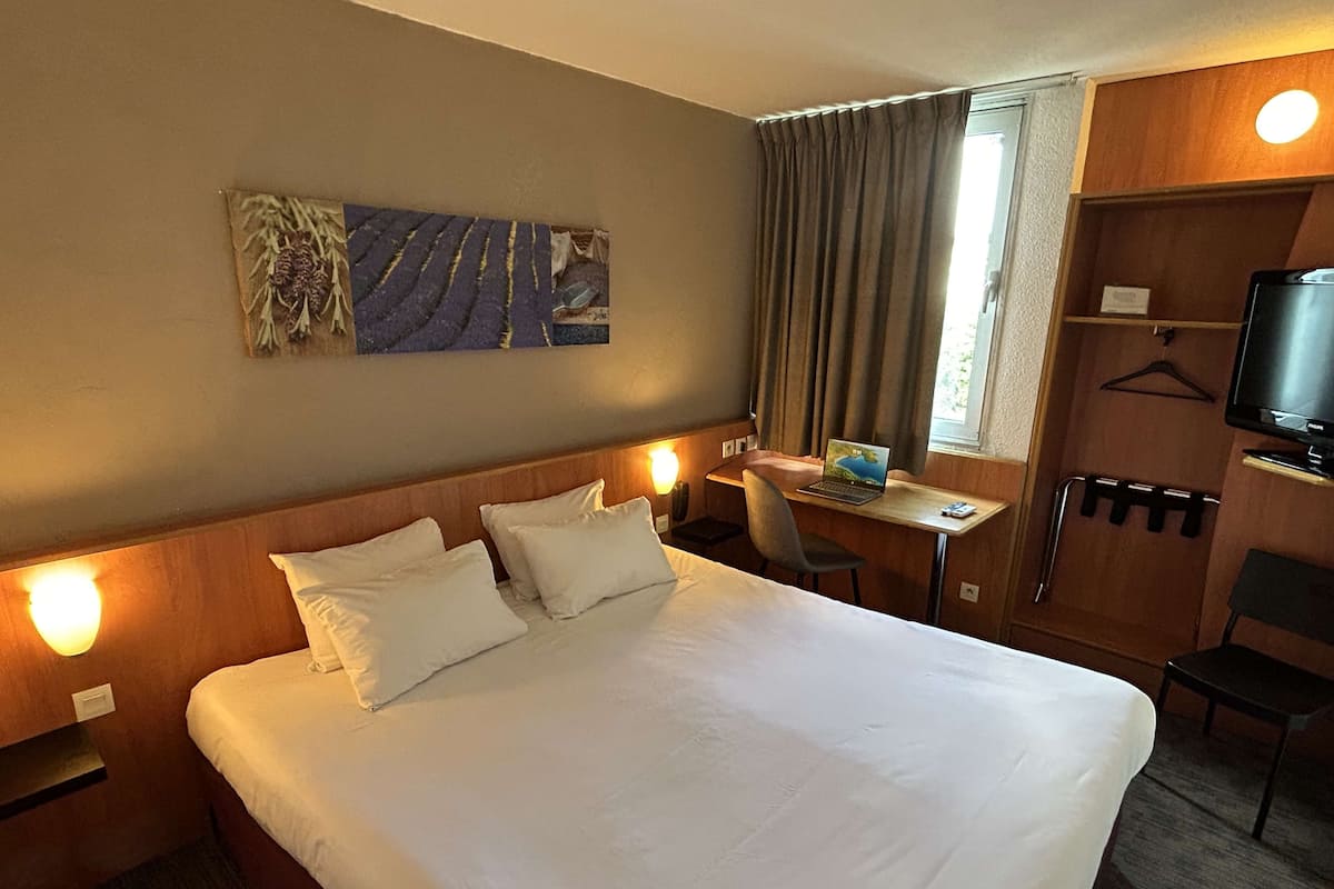 Kamar Standar, 1 Tempat Tidur Double | Ruang kerja ramah laptop, tirai kedap cahaya, dan Wi-Fi gratis