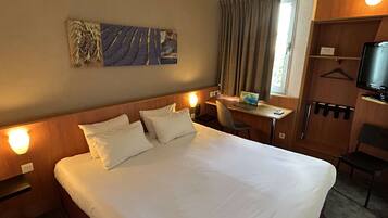 Quarto standard, 1 cama de casal | Espaço de trabalho para notebook, cortinas blackout, Wi-Fi de cortesia