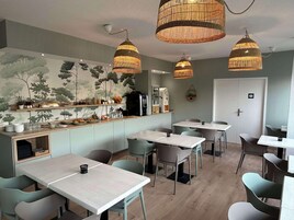 Desayuno buffet diario (EUR 11.5 por persona)