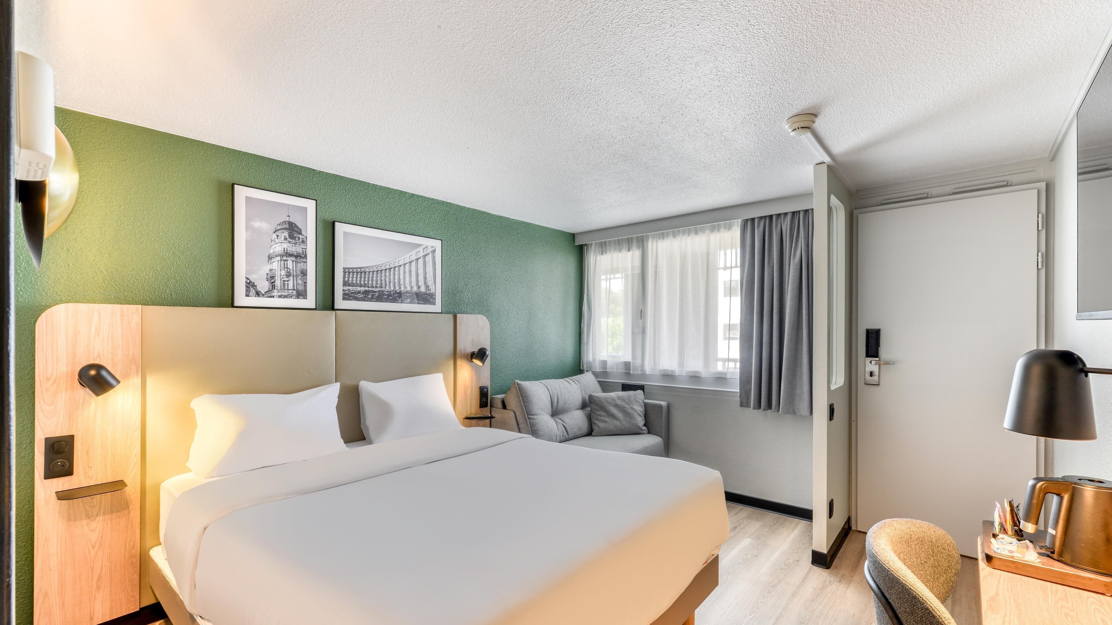 Literie de qualité supérieure, bureau, rideaux occultants